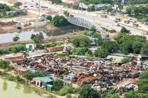 Bãi tập kết phế liệu bên cạnh đường 70, địa phận xã Xuân Phương. Ảnh: Quý Hồng