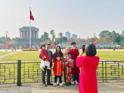 Quảng trường Ba Đình - nơi người dân và du khách thường xuyên đến thăm để tưởng nhớ Chủ tịch Hồ Chí Minh. Ảnh: Hoàng Quyên