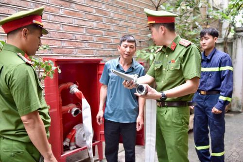 Công an phường Tây Hồ hướng dẫn nhân dân về kỹ năng phòng cháy, chữa cháy. Ảnh: Công an thành phố Hà Nội