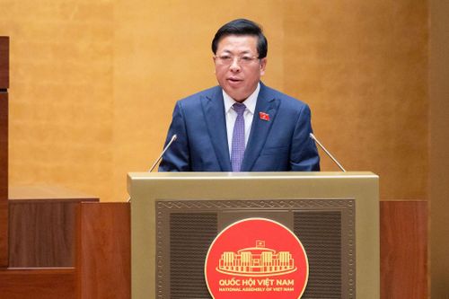 Bộ trưởng Bộ Xây dựng Trần Hồng Minh trình bày tờ trình. Ảnh: media.quochoi.vn