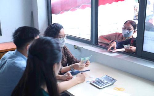 Việc bán vé trực tiếp trong buổi sáng 19-8 là cơ hội cuối dành cho khán giả chưa mua được vé qua các kênh trực tuyến. Ảnh: Ngọc Tú