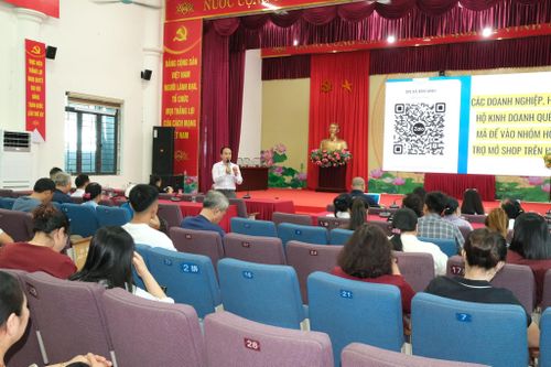 Hội nghị tập huấn hướng dẫn các hộ kinh doanh buôn bán trên địa bàn xã Kim Anh đưa sản phẩm lên sàn TMĐT. Ảnh Sỹ Hào