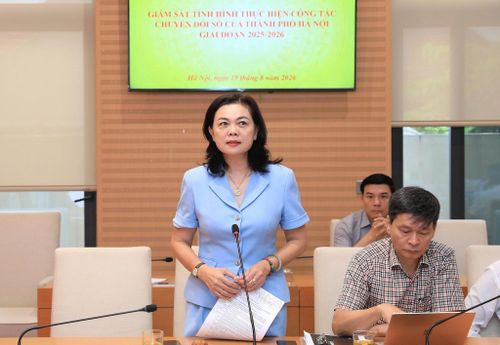Đại diện Sở Giáo dục và Đào tạo báo cáo tại buổi làm việc. Ảnh: Lê Hải