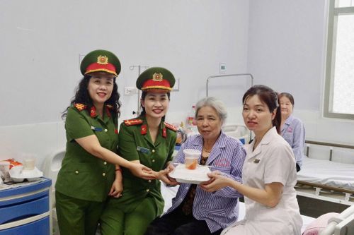 Trao tặng suất ăn miễn phí cho bệnh nhân điều trị nội trú tại bệnh viện Đa khoa Thường Tín. Ảnh: Vũ Hậu.