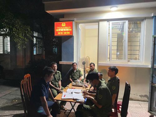 Lực lượng an ninh cơ sở thôn Nỏ Bạn làm thủ tục khai báo tạm trú cho người dân. Ảnh: Vũ Cường.