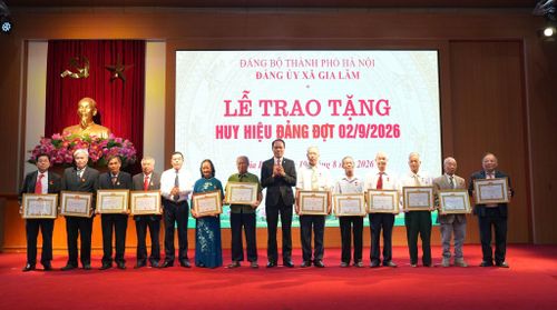 Lãnh đạo xã Gia Lâm trao Huy hiệu Đảng cho các đảng viên lão thành. Ảnh: P.V