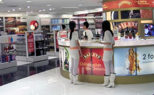 Nhân viên cửa hàng cửa hàng miễn thuế (duty-free shop) tại sân bay giới thiệu sản phẩm tới du khách. Ảnh: Hoài Nam