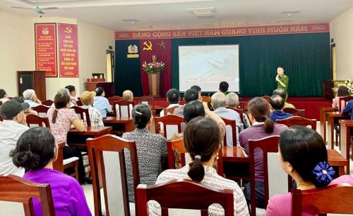 Thiếu tá Bùi Quang Thắng, Phó Trưởng Công an xã Đan Phượng tuyên truyền Luật trật tự, an toàn giao thông đường bộ tới cán bộ, hội viên nông dân trên địa bàn xã. Ảnh: ĐP