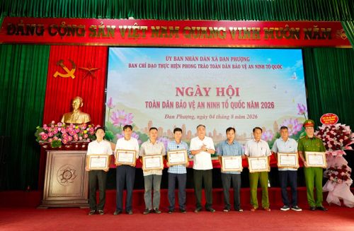 Lãnh đạo xã Đan Phượng khen thưởng cho các tập thể có thành tích trong phong trào "Toàn dân bảo vệ an ninh Tổ quốc" năm 2026. Ảnh: Ngân Nguyễn