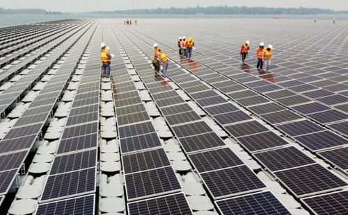 Công nhân kiểm tra các tấm pin năng lượng mặt trời trên mặt nước tại đập Sirindhorn ở Ubon Ratchathani, Thái Lan. Ảnh: Reuters