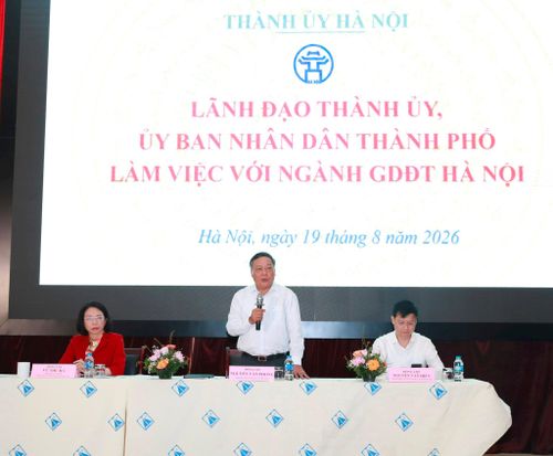 Phó Bí thư Thành uỷ Nguyễn Văn Phong phát biểu định hướng tại cuộc làm việc. Ảnh: PV