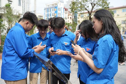 Đoàn viên, thanh niên trải nghiệm Pháo đài Láng 360 độ trên không gian số. Ảnh: Phạm Mạnh