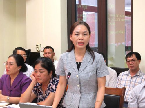 Giám đốc Ban Quản lý dự án đầu tư - hạ tầng xã Trần Minh Thái báo cáo tại hội nghị. Ảnh: PV