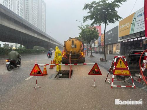 Xí nghiệp thi công cơ giới ứng trực tại Nguyễn Xiển chiều 19-8. Ảnh: PV