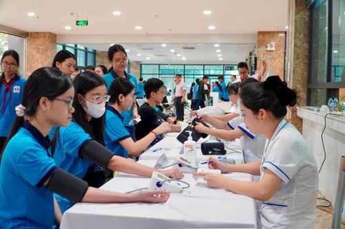 Nhân viên y tế kiểm tra huyết áp cho các em học sinh. Ảnh: Tiến Đạt.