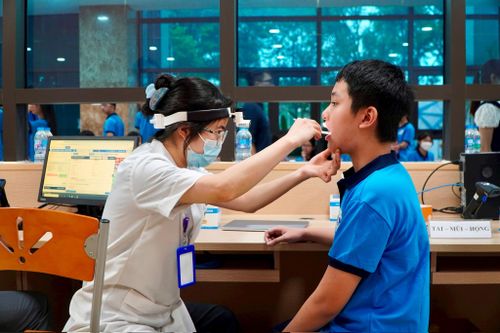 Các em học sinh từ 6 đến dưới 18 tuổi được khám tập trung vào tiền sử gia đình, tiền sử bản thân, thể lực và các chuyên khoa như nhi khoa, mắt, tai mũi họng, răng hàm mặt... Ảnh: Tiến Đạt.