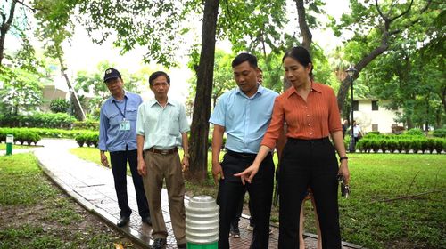 Lãnh đạo phường Hai Bà Trưng khảo sát hiện trạng các hạng mục, công trình tại Công viên Thống Nhất. Ảnh: Nguyễn Công