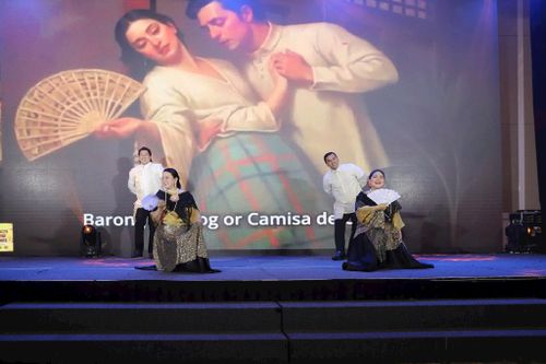 Một tiết mục biểu diễn điệu nhảy truyền thống của Philippines. Ảnh: Quỳnh Dương