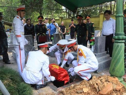 Sau Lễ truy điệu, hài cốt Liệt sĩ Nguyễn Văn Tuấn được di quan và an táng tại Nghĩa trang Liệt sĩ Đông Khê - (ảnh xã Đông Khê).