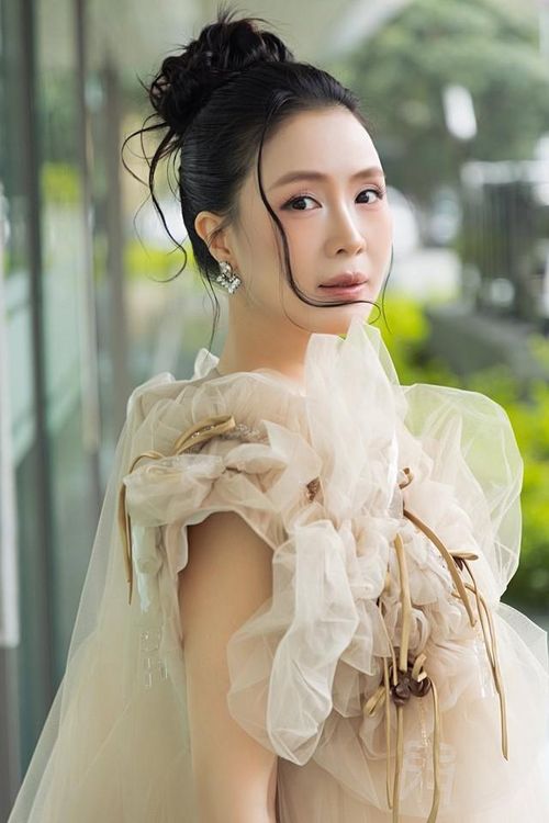 Ở đời thường, nữ diễn viên cũng thường xuất hiện với phong cách kín đáo, tinh tế. Những bộ trang phục có thiết kế vừa vặn, màu sắc trang nhã thường được cô ưu tiên. Khi dự sự kiện, Hồng Diễm có thể biến hóa với những bộ váy sang trọng nhưng vẫn giữ được sự chừng mực, thanh lịch vốn có.