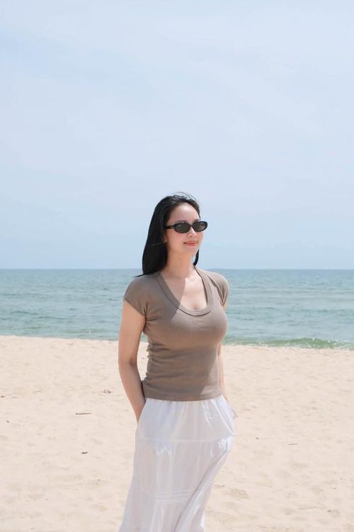Điểm đặc biệt ở Hồng Diễm là vẻ đẹp không quá phô trương. Nữ diễn viên thường lựa chọn phong cách thời trang thanh lịch, trang điểm vừa phải, qua đó tôn lên những đường nét tự nhiên trên gương mặt. Chính sự giản dị ấy giúp cô giữ được hình ảnh đẹp trong mắt khán giả.