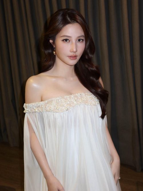 Trước đó, nữ diễn viên gây chú ý khi lựa chọn thiết kế váy suôn màu trắng với phần thân váy buông nhẹ, khoe trọn bờ vai gợi cảm.