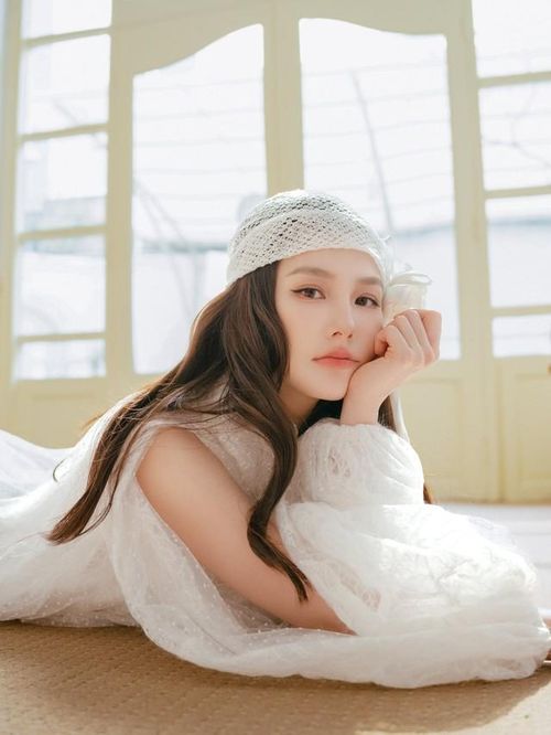Sau khi sinh con, Diễm My đã dần trở lại với những bộ ảnh chụp, tham gia một số sự kiện... Cô nhiều lần khiến cộng đồng mạng chú ý với những bức ảnh mới. Người đẹp "gái một con" được đánh giá có nhan sắc thăng hạng, thân hình quyến rũ.