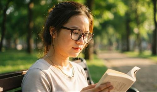 Cận thị đang trở thành tình trạng ngày càng phổ biến. Ảnh minh hoạ AI.