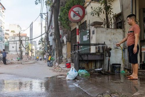 Hàng ngày, người dân phải nhiều lần xịt rửa để giảm bụi từ công trường.