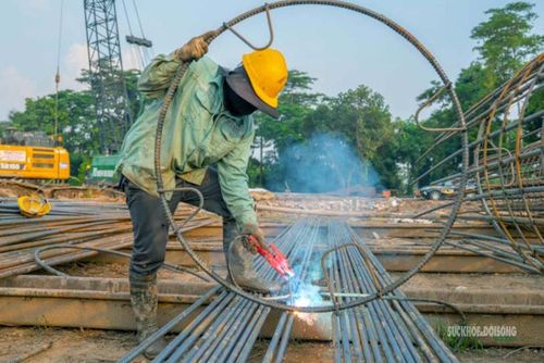 Công nhân gia công cốt thép trên công trường cầu Trần Hưng Đạo. Ảnh: Tuấn Anh