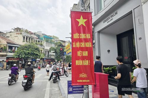 Những dải cờ, khẩu hiệu mang sắc đỏ nổi bật trên phố thuộc phường Hoàn Kiếm. Ảnh: T.Anh