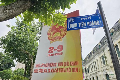Pano chào mừng 81 năm Quốc khánh trên phố Đinh Tiên Hoàng. Ảnh: T.Anh