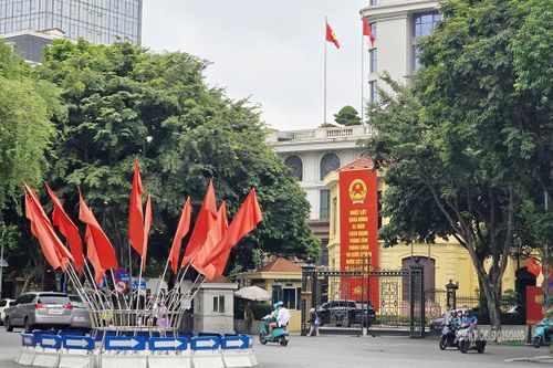 Cụm cờ Tổ quốc tạo điểm nhấn rực rỡ giữa không gian trung tâm Hà Nội. Ảnh: T.Anh