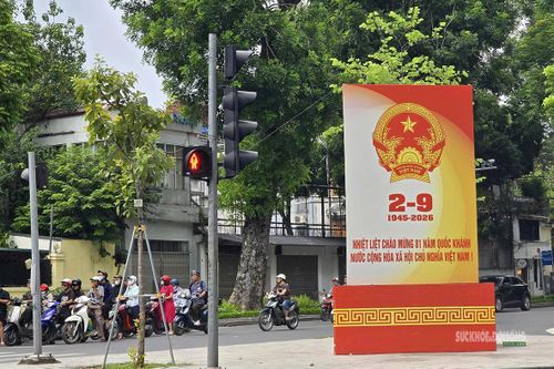 Pano Quốc khánh 2/9 nổi bật tại một nút giao giữa trung tâm Hà Nội. Ảnh: T.Anh