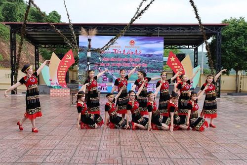 Tết Lấp lỗ năm nay diễn ra trong không khí hứng khởi với nhiều tiết mục văn nghệ đặc sắc. Ảnh: TL.