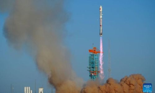 Tên lửa Chu Tước-3 rời bệ phóng tại khu thí nghiệm đổi mới hàng không vũ trụ thương mại Đông Phong sáng 19/8. Ảnh: Wang Jiangbo/Tân Hoa Xã