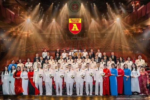 Tập thể Ban Biên tập và cán bộ, chiến sĩ, phóng viên, biên tập viên, người lao động Báo An ninh Thủ đô