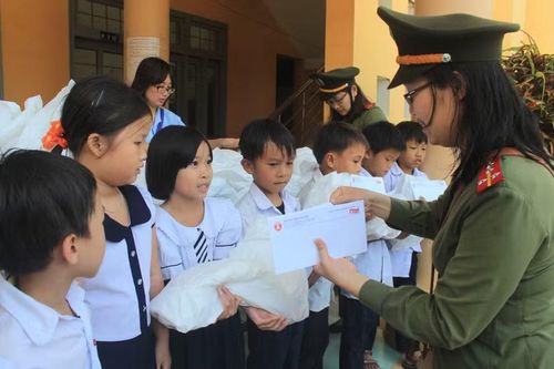An ninh Thủ đô dẫn lối đến Đoàn công tác Hội Phụ nữ Báo An ninh Thủ đô tặng quà các em học sinh ở Lý Sơn, tháng 3-2016 đảo tiền tiêu của Tổ quốc