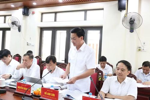 Đại diện lãnh đạo cơ sở báo cáo kết quả với đoàn kiểm tra giám sát