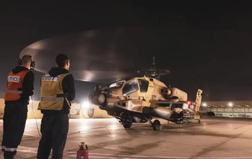Trong khi đó, AH-64A là phiên bản cũ hơn nhưng vẫn được nâng cấp với nhiều thiết bị điện tử hàng không.