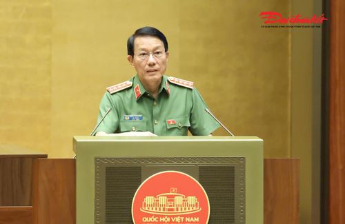 Bộ trưởng Bộ Công an Lương Tam Quang trình bày tờ trình. Ảnh: Quang Vinh