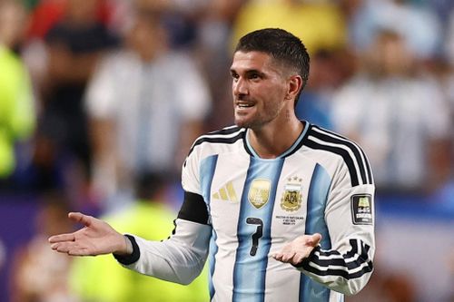 Một tháng sau chung kết World Cup, bóng đá Argentina vẫn chưa thoát khỏi những tranh cãi xoay quanh thất bại trước Tây Ban Nha.