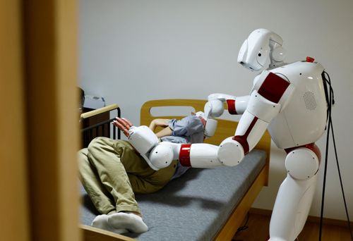 Robot Nhật Bản thực hiện các thao tác chăm sóc sức khỏe. Ảnh: Reuters.