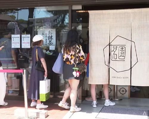 Khách hàng xếp hàng bên ngoài Horii Shichimeien, một cửa hàng trà lịch sử ở Uji (Nhật Bản).