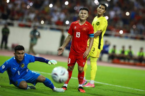  Đình Bắc thực hiện đường chuyền sang biên trái cho Văn Hậu băng lên. Cùng lúc ấy, Quang Hải chọn vị trí thuận lợi ở phía trong, sẵn sàng thực hiện một cú dứt điểm bằng chân trái thuận của mình. 