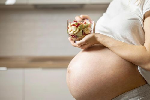  Bên cạnh đậu đỏ, mẹ bầu nên kết hợp đa dạng các nhóm thực phẩm như thịt, cá, trứng, rau củ và ngũ cốc để bổ sung đầy đủ vitamin, khoáng chất và dưỡng chất cần thiết trong thai kỳ. Ảnh: Magnific. 