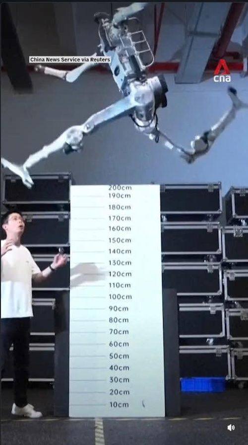  Nguyên mẫu "Superman" của Unitree với khả năng bật nhảy hơn 2m. Ảnh: CNA. 
