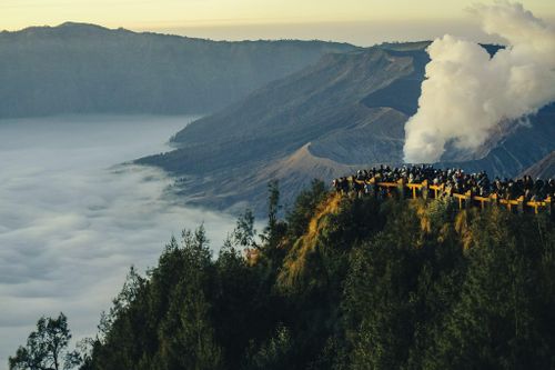  Du khách ngắm bình minh trên đường chinh phục núi lửa Bromo. Ảnh: Hưng Thịnh.