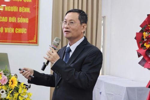  Bác sĩ chuyên khoa II Nguyễn Thành Dũng, Giám đốc Bệnh viện Bệnh Nhiệt đới TP.HCM, báo cáo tại hội nghị. Ảnh: Nguyễn Thuận.