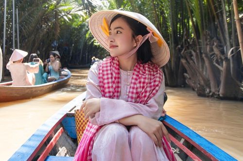  Du khách chụp ảnh tại cồn Thới Sơn - địa điểm du lịch đang được chú ý tại tỉnh Đồng Tháp, cuối tháng 7. Ảnh: Phương Lâm. 